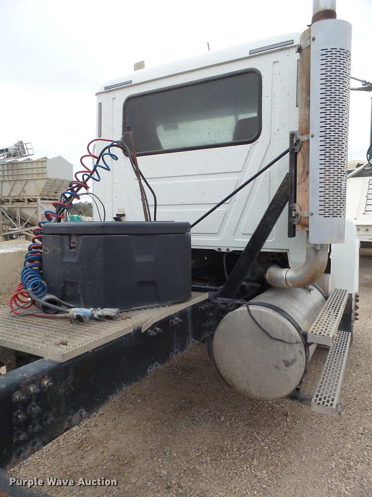 image for item EN9681 2007 Mack CNH613 semi truck