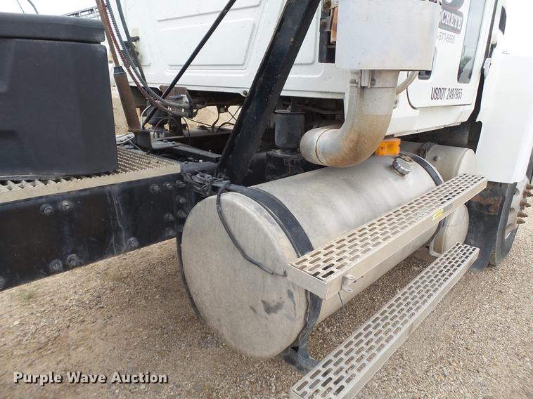 image for item EN9681 2007 Mack CNH613 semi truck