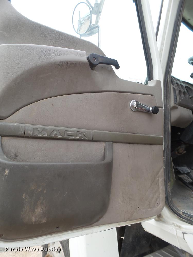 image for item EN9681 2007 Mack CNH613 semi truck