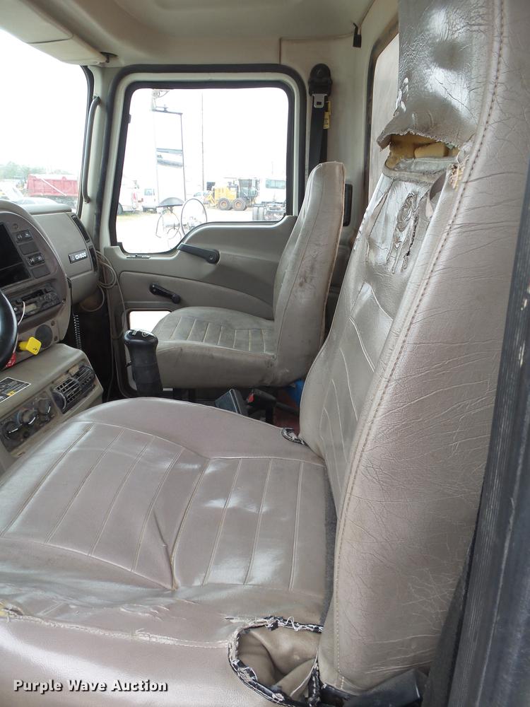 image for item EN9681 2007 Mack CNH613 semi truck