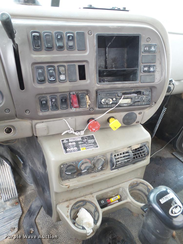 image for item EN9681 2007 Mack CNH613 semi truck