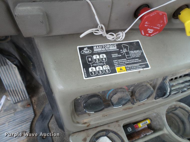 image for item EN9681 2007 Mack CNH613 semi truck