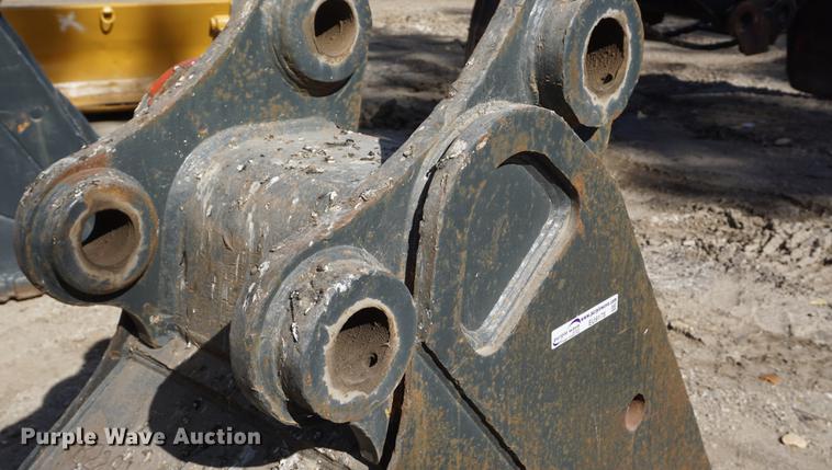 image for item EU9178 Caterpillar 24"W excavator bucket