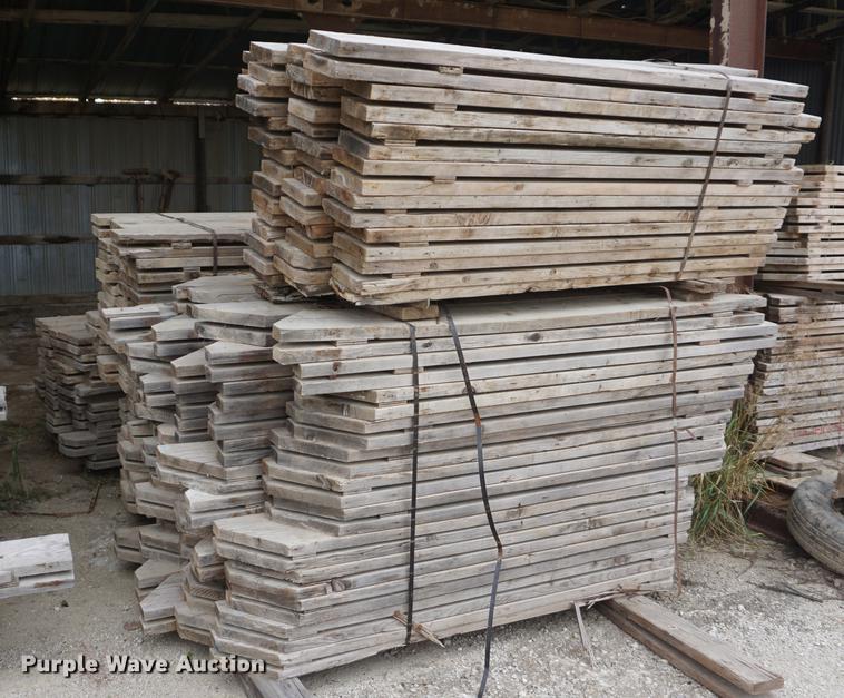 Concrete waler forms in Holton, KS Item EU9224 sold Purple Wave