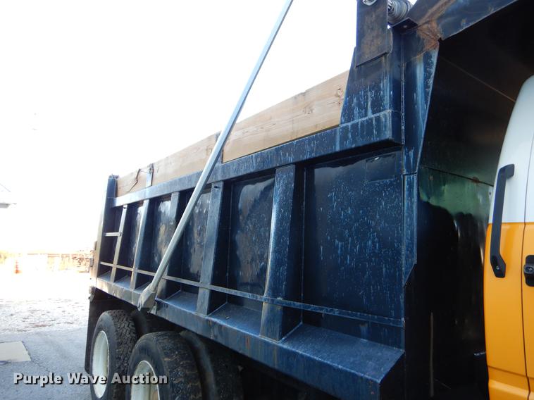 image for item EW9506 1990 GMC C6000 dump truck