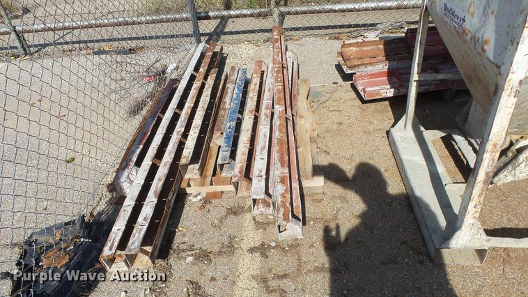 image for item FQ9436 Approximately 875 concrete forms