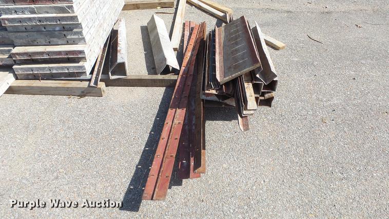 image for item FQ9436 Approximately 875 concrete forms