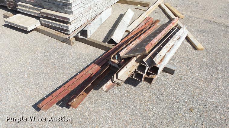 image for item FQ9436 Approximately 875 concrete forms