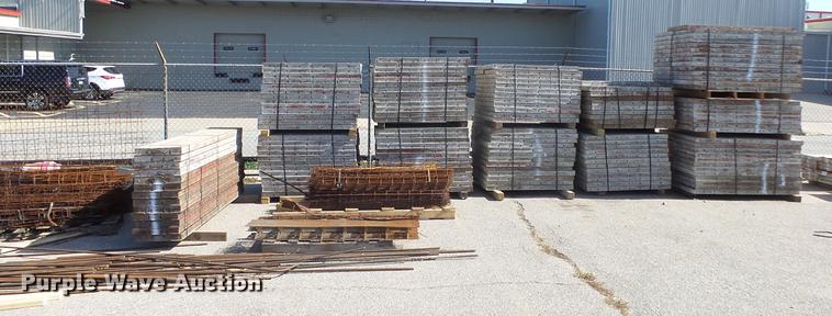 image for item FQ9436 Approximately 875 concrete forms