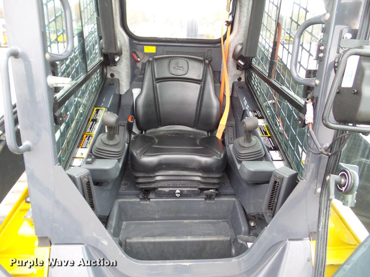 image for item L5717 2017 John Deere 333G skid steer