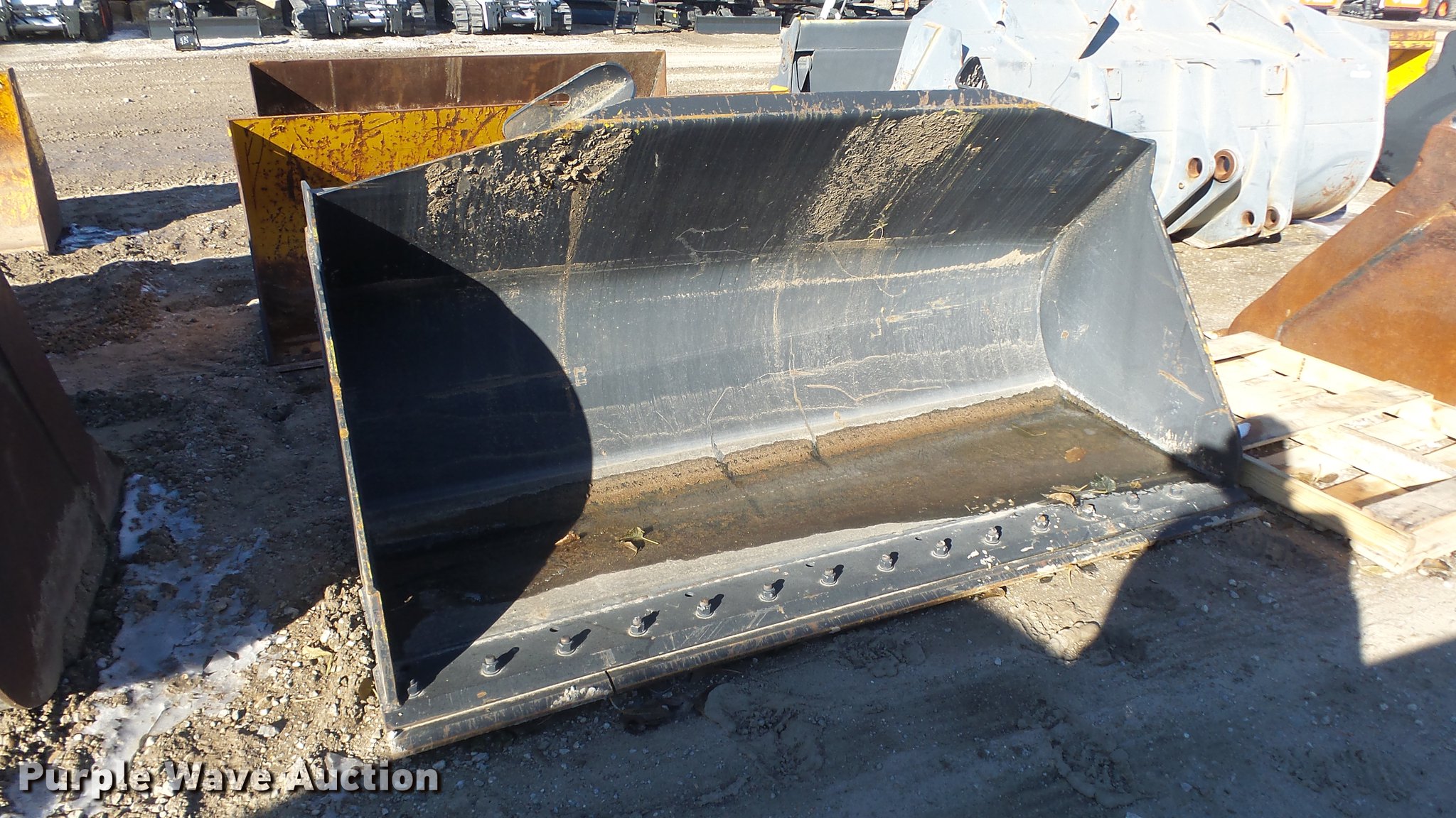 JCB loader bucket in Wichita, KS Item EH9079 sold Purple Wave