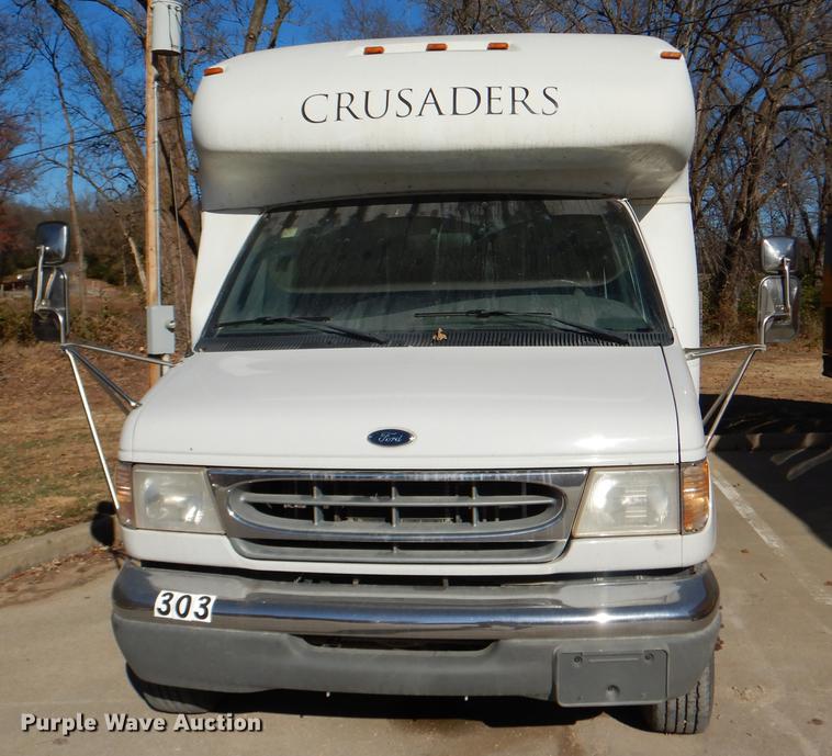 image for item DD8957 2001 Ford Econoline E450 Super Duty shuttle bus