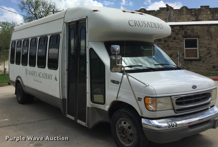 image for item DD8957 2001 Ford Econoline E450 Super Duty shuttle bus