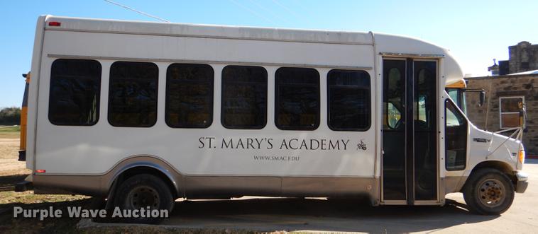 image for item DD8957 2001 Ford Econoline E450 Super Duty shuttle bus