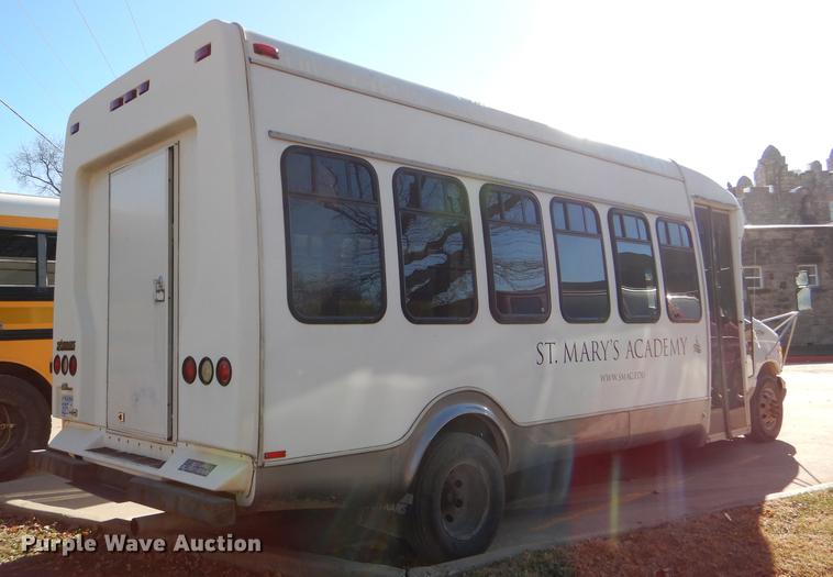 image for item DD8957 2001 Ford Econoline E450 Super Duty shuttle bus