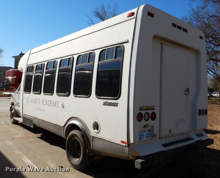 image for item DD8957 2001 Ford Econoline E450 Super Duty shuttle bus