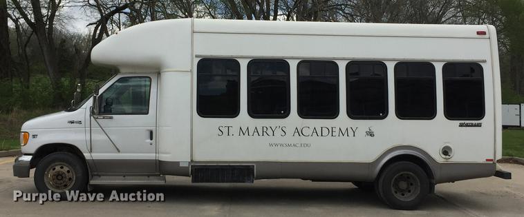 image for item DD8957 2001 Ford Econoline E450 Super Duty shuttle bus