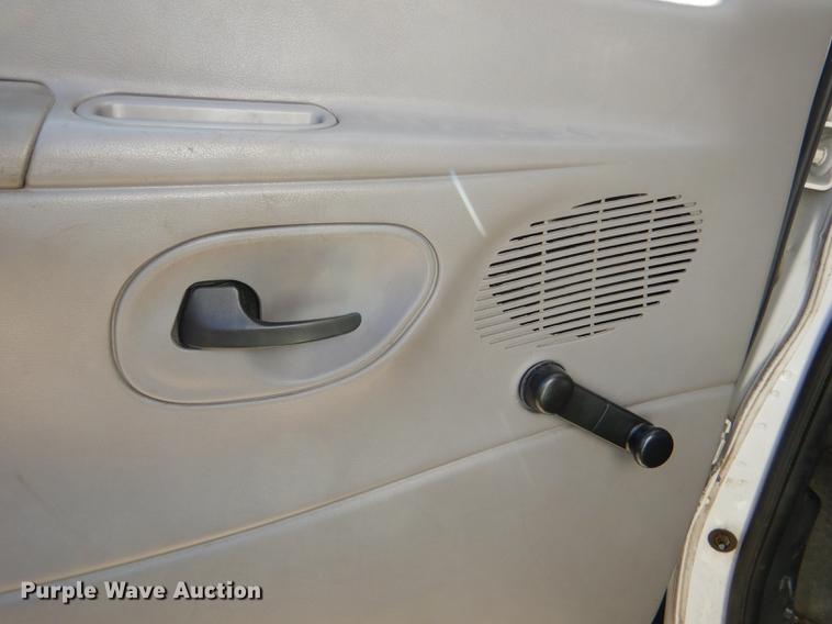 image for item DD8957 2001 Ford Econoline E450 Super Duty shuttle bus