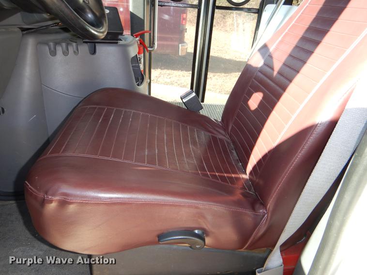 image for item DD8957 2001 Ford Econoline E450 Super Duty shuttle bus