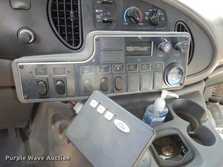 image for item DD8957 2001 Ford Econoline E450 Super Duty shuttle bus