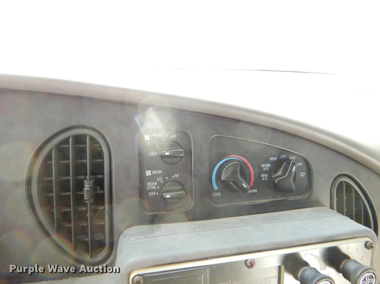 image for item DD8957 2001 Ford Econoline E450 Super Duty shuttle bus
