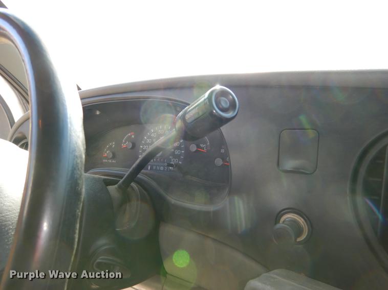 image for item DD8957 2001 Ford Econoline E450 Super Duty shuttle bus