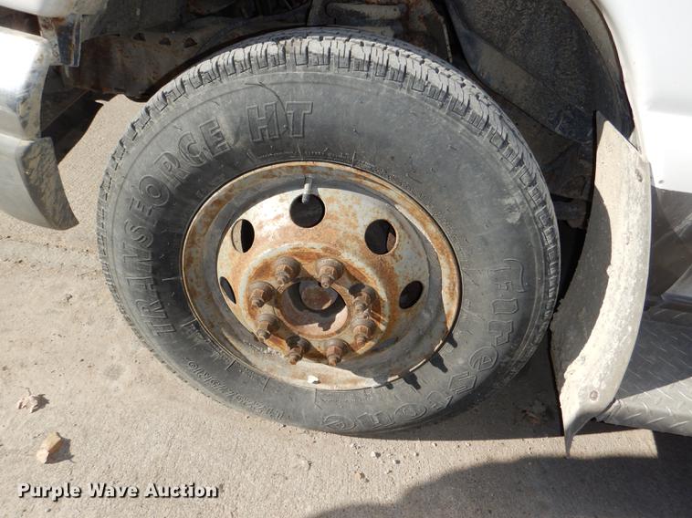 image for item DD8957 2001 Ford Econoline E450 Super Duty shuttle bus