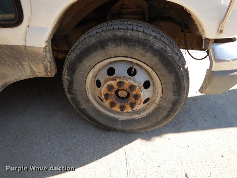 image for item DD8957 2001 Ford Econoline E450 Super Duty shuttle bus