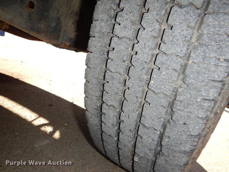 image for item DD8957 2001 Ford Econoline E450 Super Duty shuttle bus