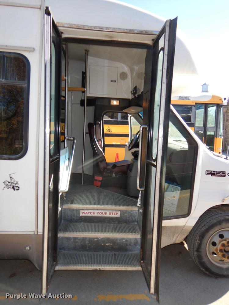 image for item DD8957 2001 Ford Econoline E450 Super Duty shuttle bus