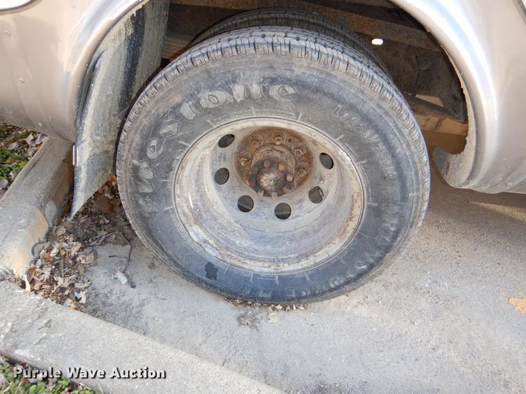 image for item DD8957 2001 Ford Econoline E450 Super Duty shuttle bus