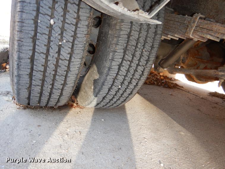 image for item DD8957 2001 Ford Econoline E450 Super Duty shuttle bus