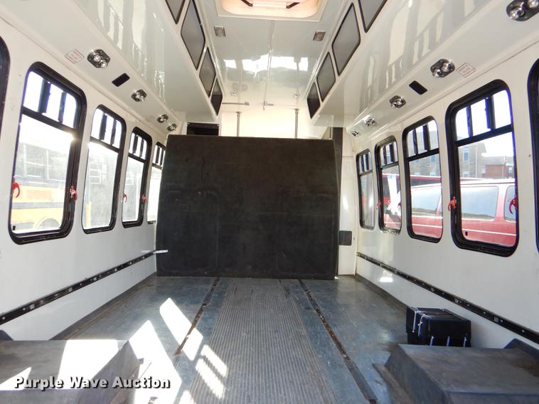 image for item DD8957 2001 Ford Econoline E450 Super Duty shuttle bus
