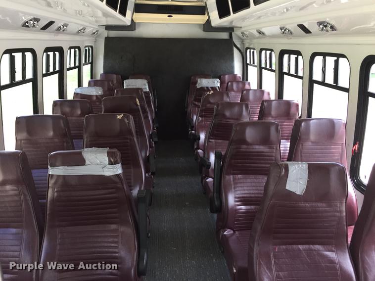 image for item DD8957 2001 Ford Econoline E450 Super Duty shuttle bus