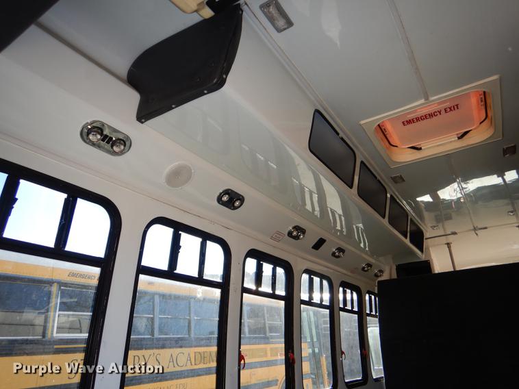 image for item DD8957 2001 Ford Econoline E450 Super Duty shuttle bus