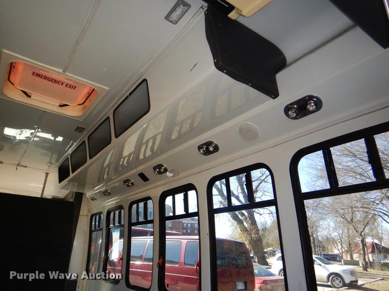 image for item DD8957 2001 Ford Econoline E450 Super Duty shuttle bus