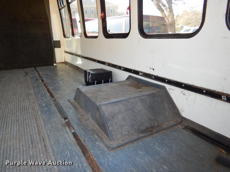 image for item DD8957 2001 Ford Econoline E450 Super Duty shuttle bus