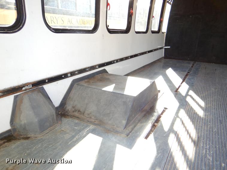 image for item DD8957 2001 Ford Econoline E450 Super Duty shuttle bus