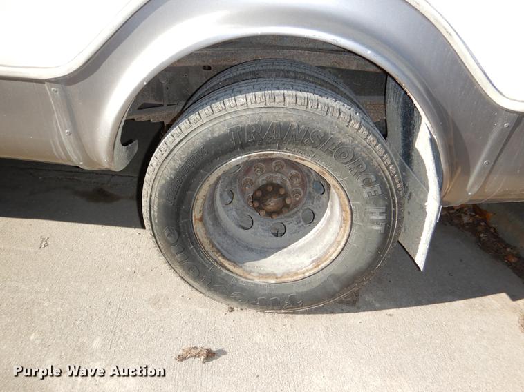 image for item DD8957 2001 Ford Econoline E450 Super Duty shuttle bus