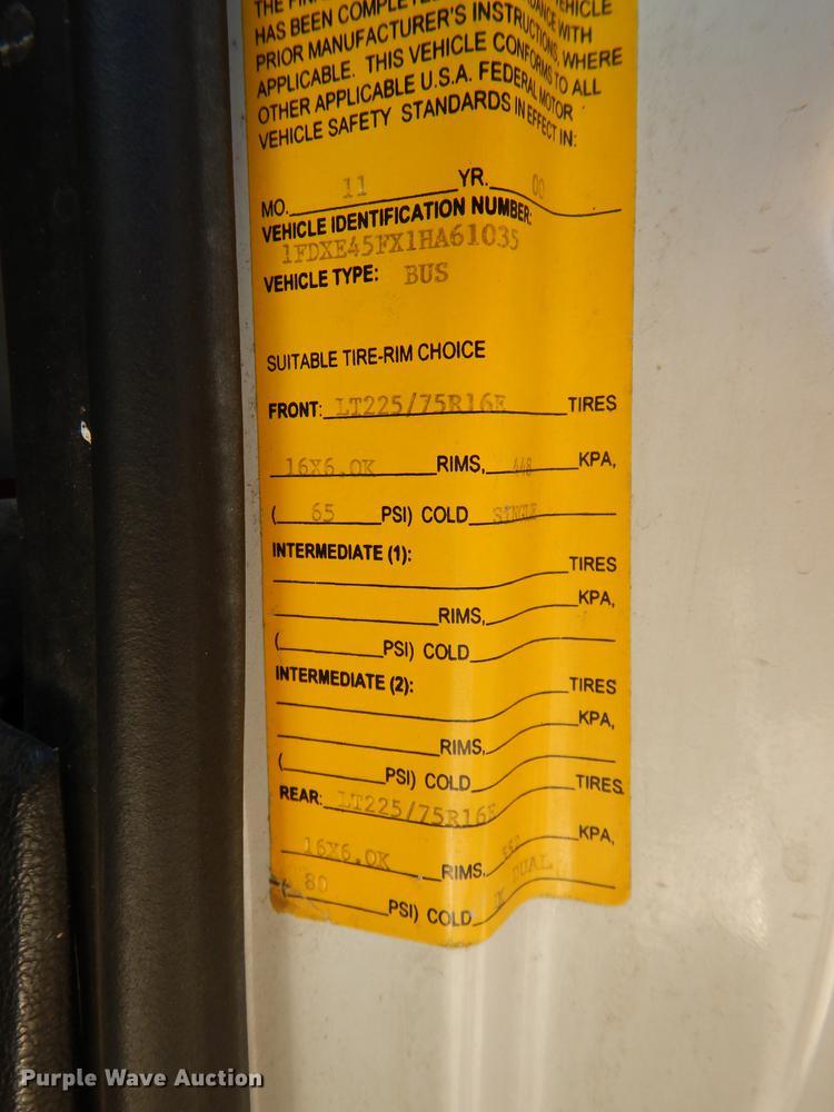 image for item DD8957 2001 Ford Econoline E450 Super Duty shuttle bus