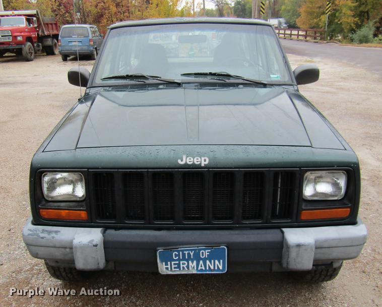 image for item DE5883 1999 Jeep Cherokee SUV