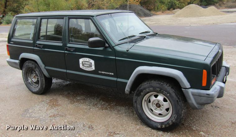 image for item DE5883 1999 Jeep Cherokee SUV