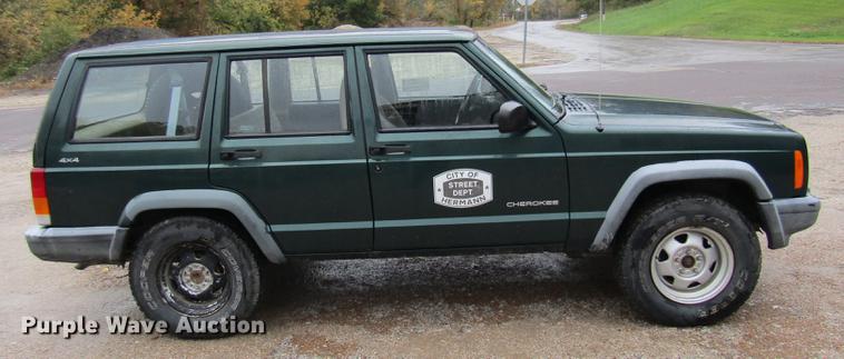 image for item DE5883 1999 Jeep Cherokee SUV