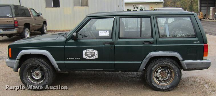 image for item DE5883 1999 Jeep Cherokee SUV