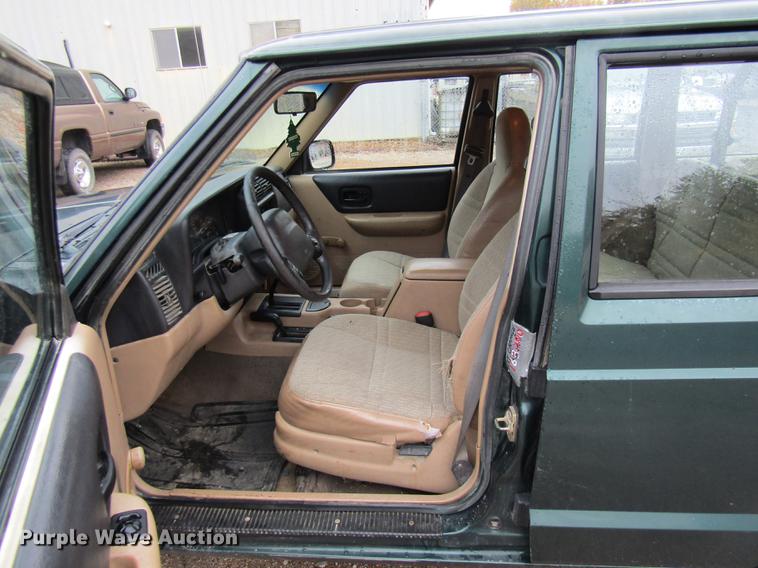 image for item DE5883 1999 Jeep Cherokee SUV