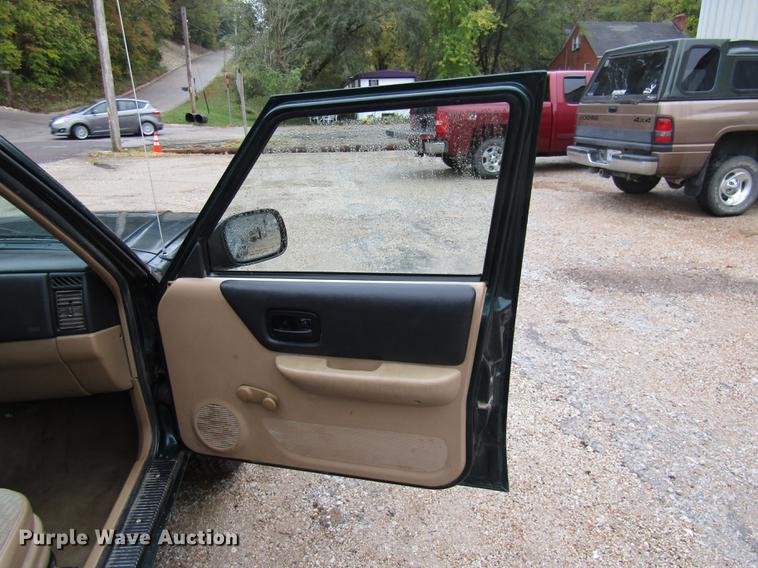 image for item DE5883 1999 Jeep Cherokee SUV