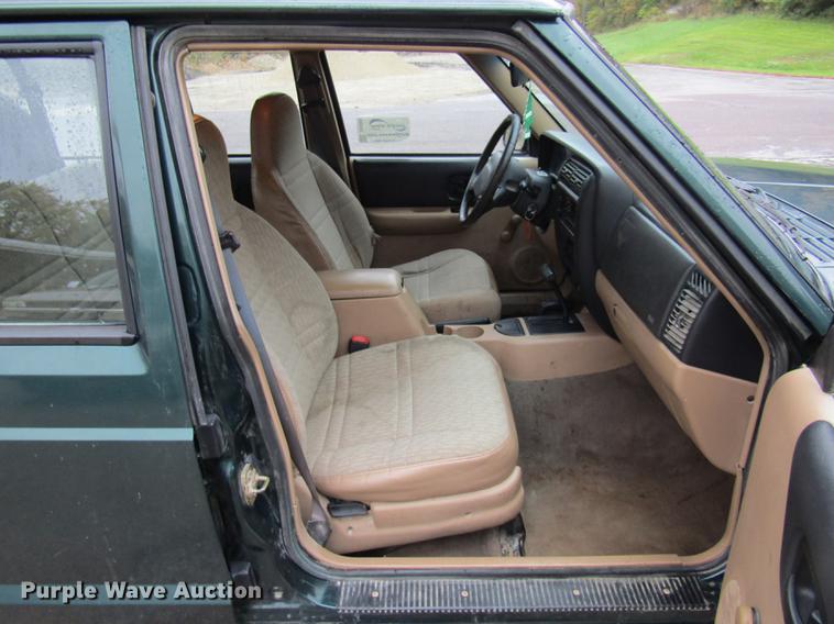 image for item DE5883 1999 Jeep Cherokee SUV