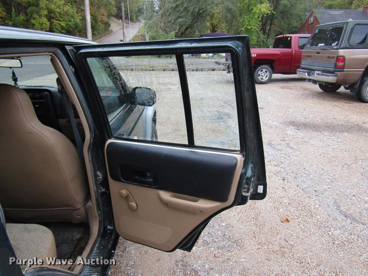 image for item DE5883 1999 Jeep Cherokee SUV