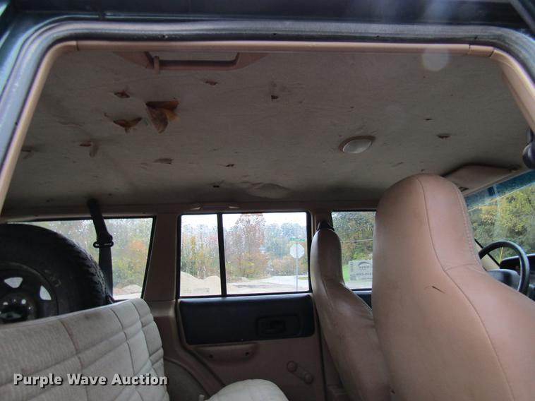 image for item DE5883 1999 Jeep Cherokee SUV