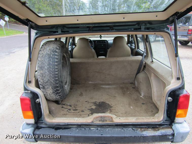 image for item DE5883 1999 Jeep Cherokee SUV